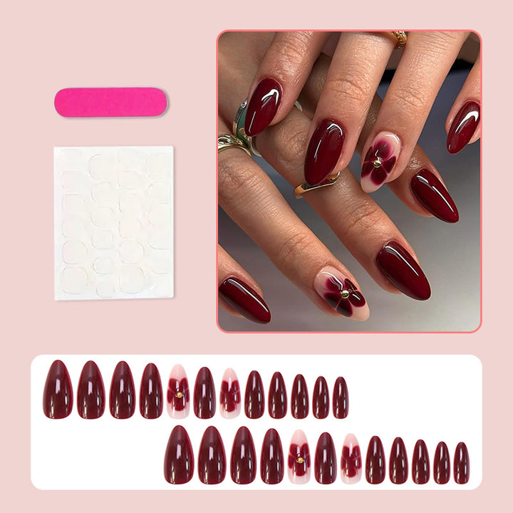 Kunstnagelset mit modernen Blütenakzenten Karnz