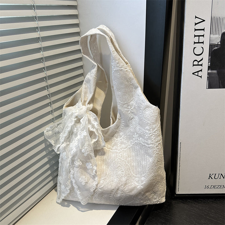 Elegante Schultertasche mit Spitzenbesatz Karnz