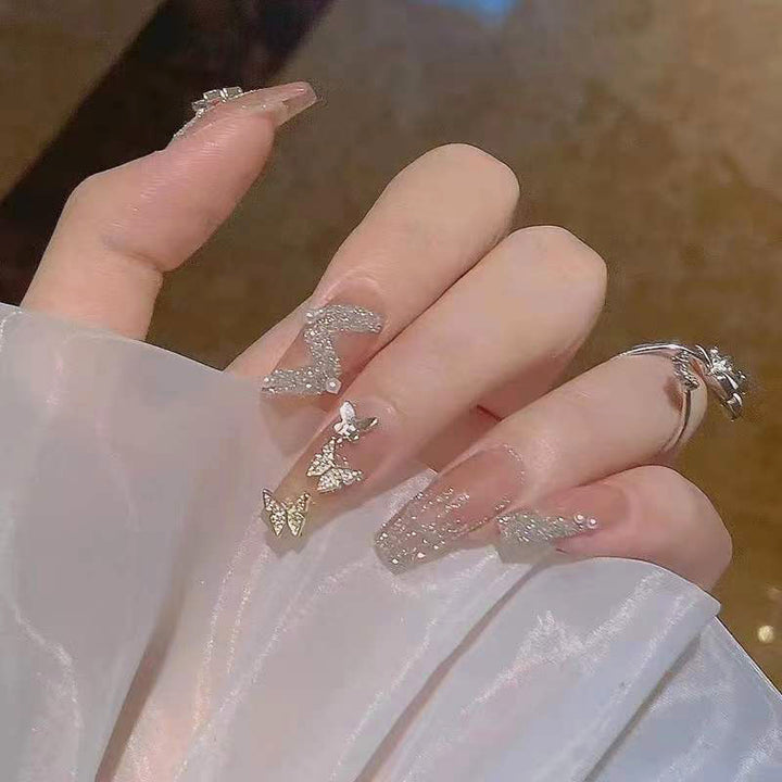 Kunstnägel mit funkelnden Strass- und Schleifenakzenten Karnz