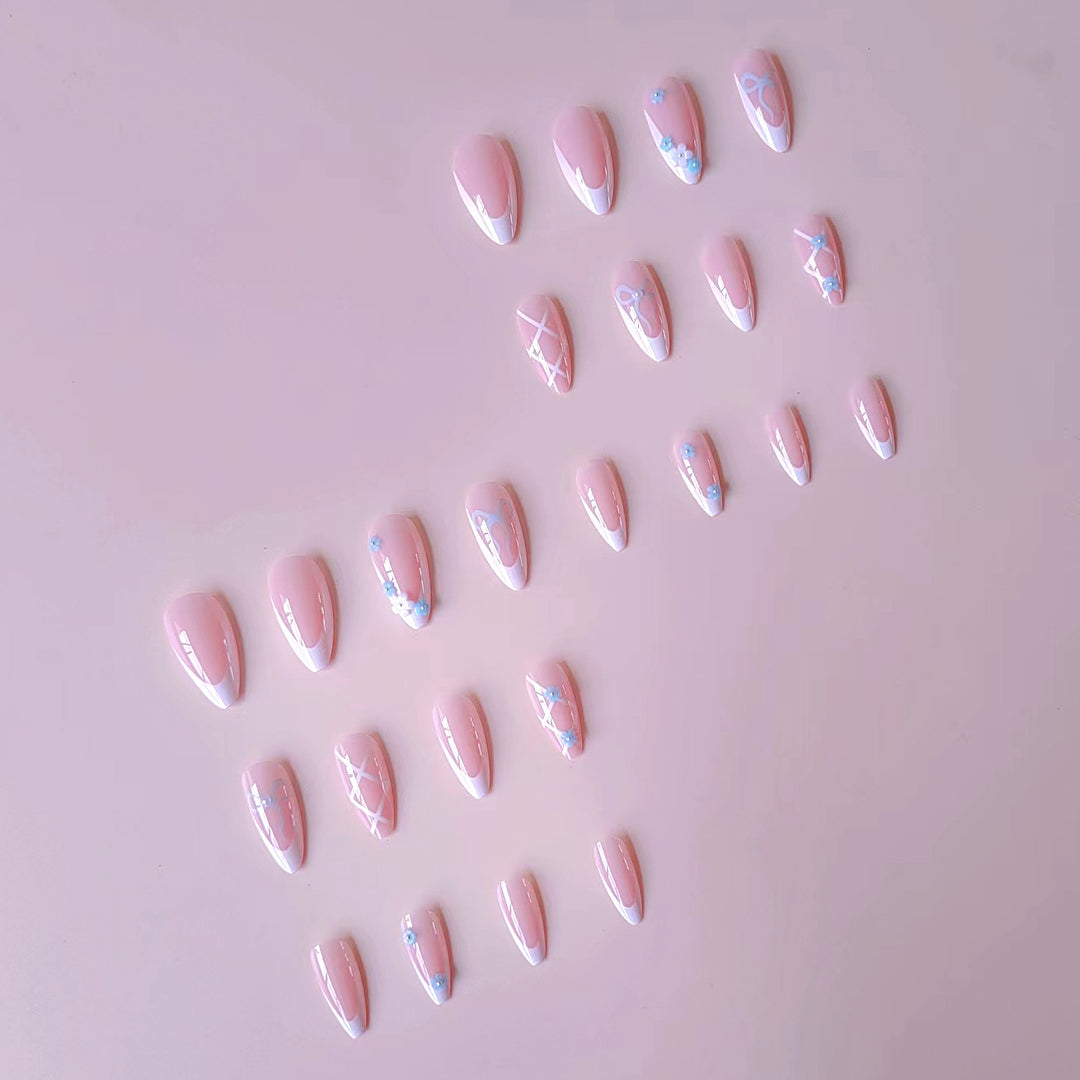 Kunstnagelset mit eleganten 3D-Blüten und glamourösen Akzenten Karnz