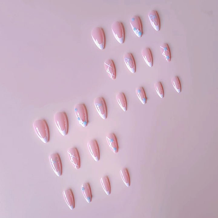 Kunstnagelset mit eleganten 3D-Blüten und glamourösen Akzenten Karnz