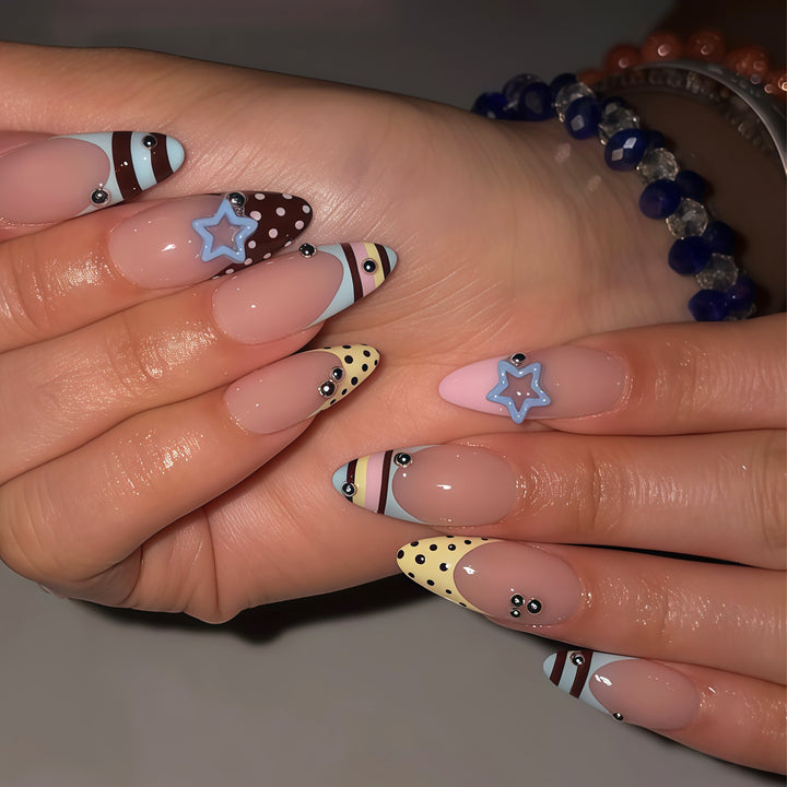 Kreatives Dekoratives Press-On Nagelkunst Set Karnz
