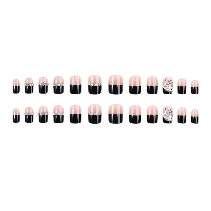 Glamouröses Kunstnagelset mit funkelnden Kristallverzierungen Karnz