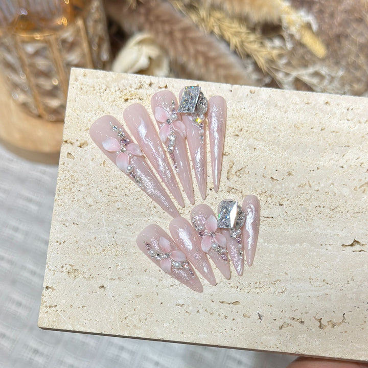 Künstlerisches dekoratives Stiletto Press-On Nagelset mit floralen Akzenten Karnz
