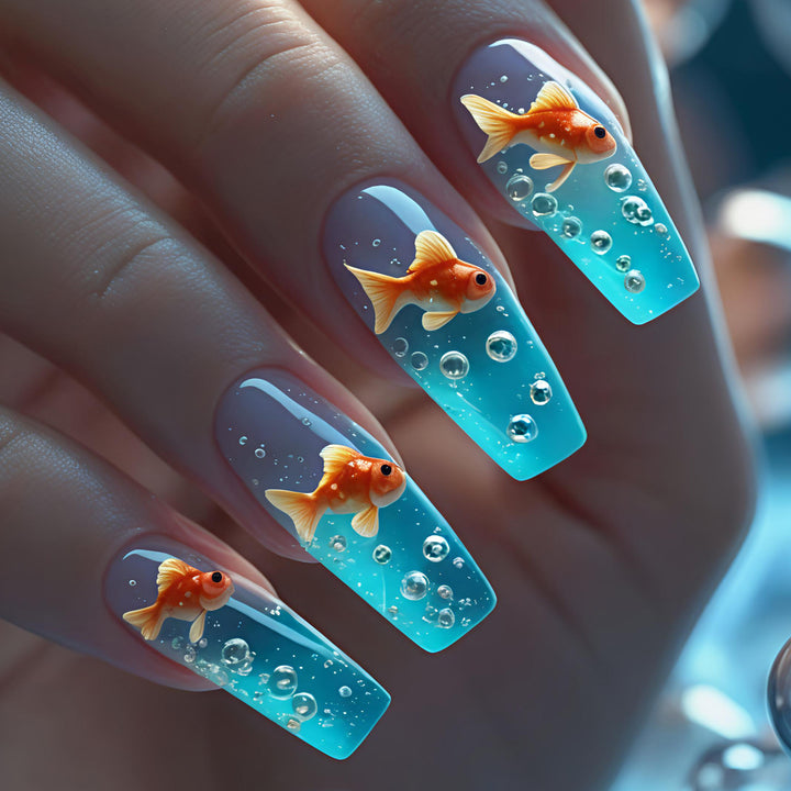 Kunstnageldesign mit Goldenen Fischen Karnz