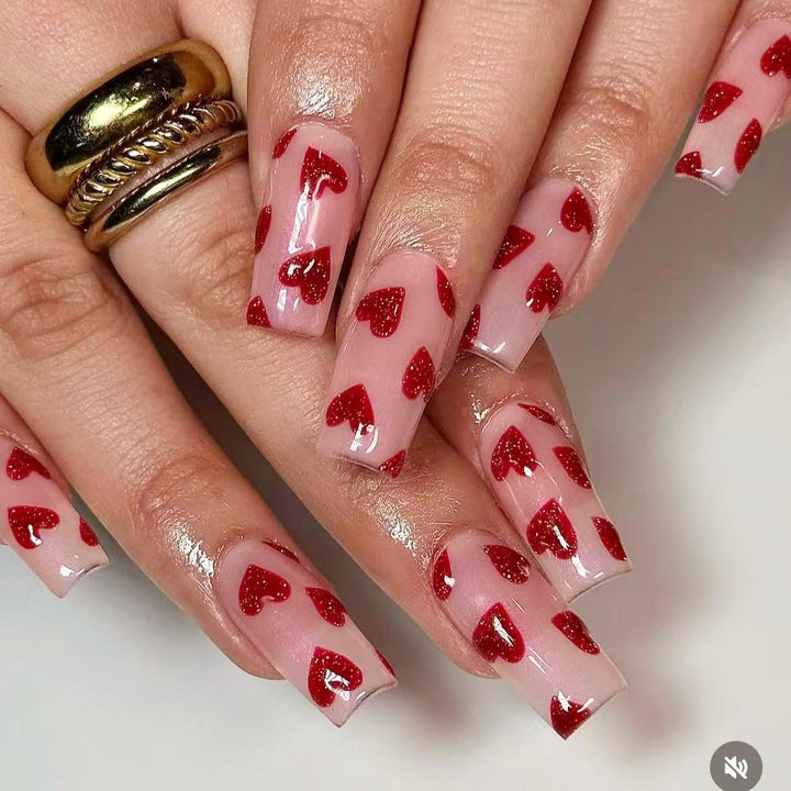 Kunstnagelset mit romantischem Herz-Motiv und Glitzer Karnz