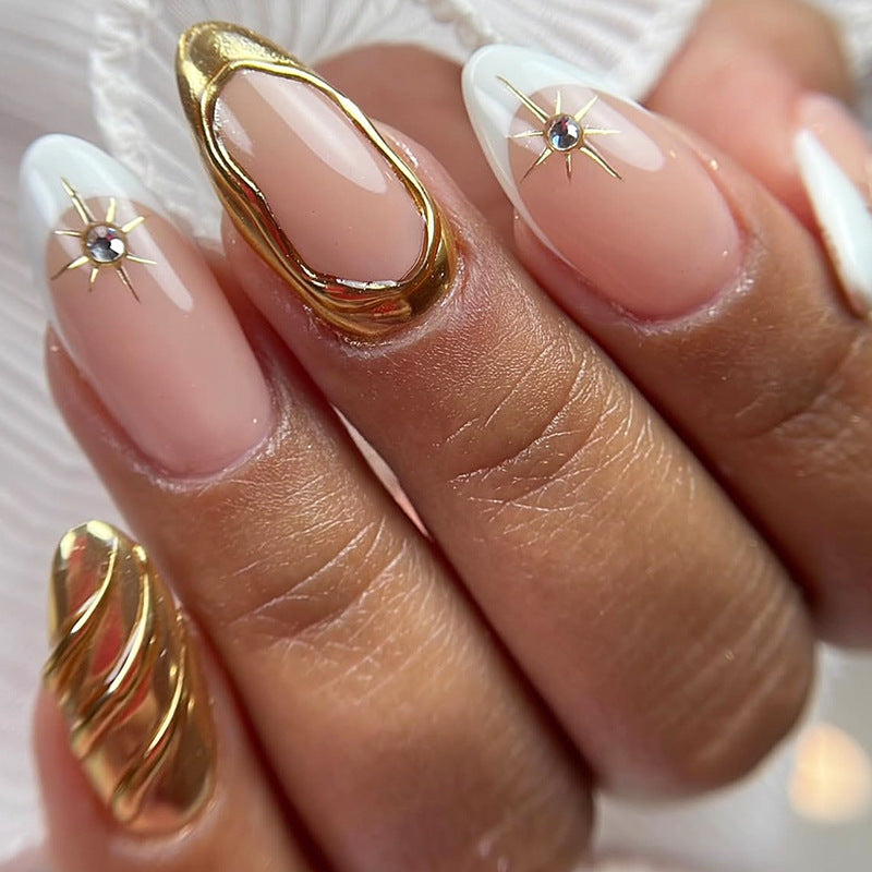 Dekoratives Press-On Nagelkunstset mit hochwertigen goldenen Akzenten Karnz