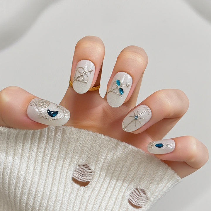 Elegante Nagelkunst mit Schwarz-Weiß-Kontrast Karnz