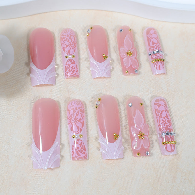 Kunstnagelset mit floralen Designs und funkelnden Akzenten Karnz