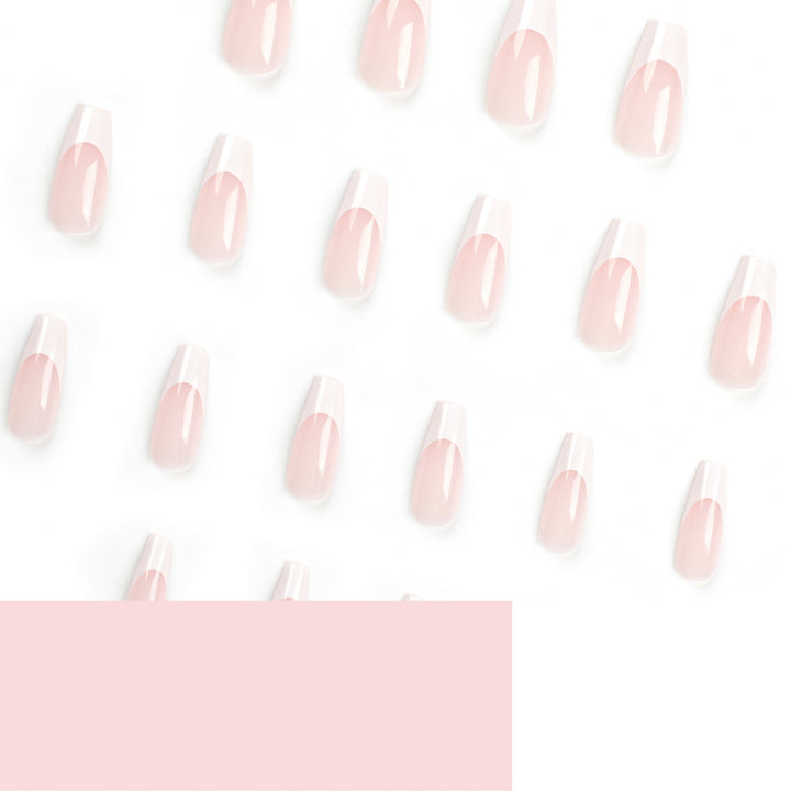 Kunstvolle Nagelverlängerungen mit durchscheinendem French-Tip Karnz