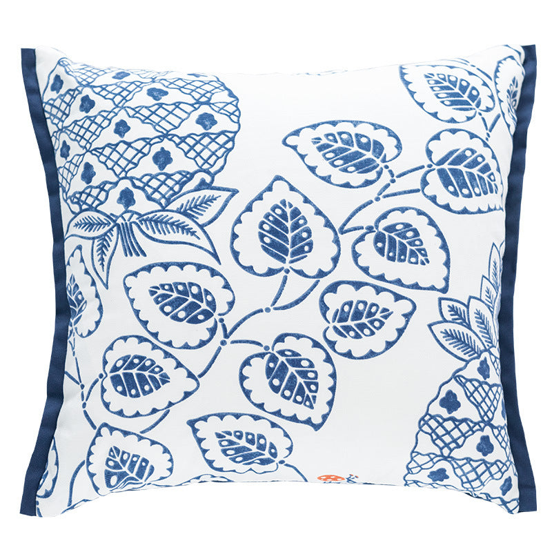 Quadratischer Zierkissenbezug mit botanischem Blattprint, Baumwoll‑Leinen‑Mix und kontrastierender Kederkante