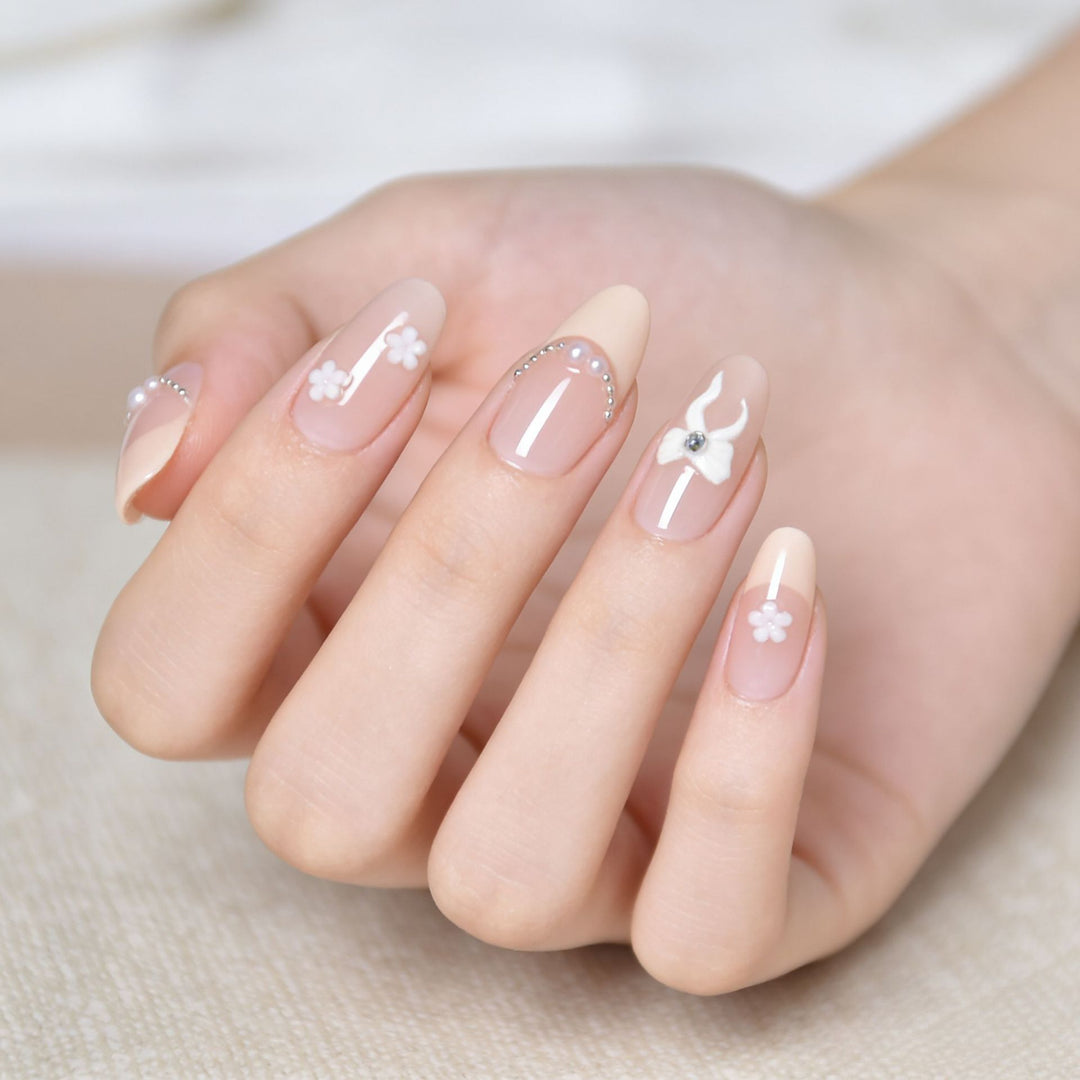 Elegante florale Press-On-Nagelkunst Karnz
