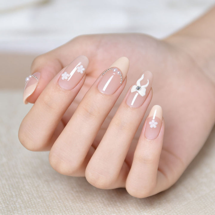 Elegante florale Press-On-Nagelkunst Karnz