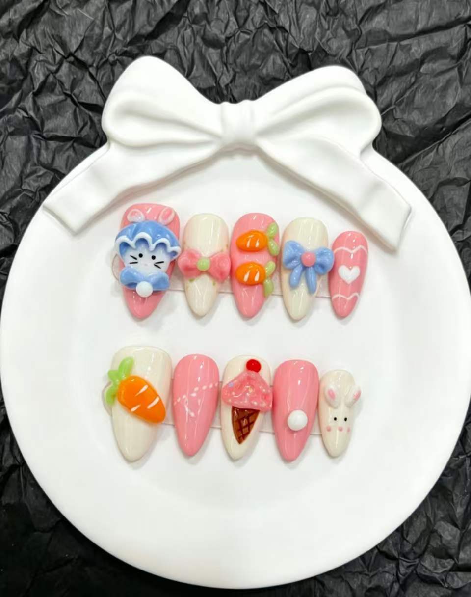 Dekoratives Press-On Nagelkunst-Set mit floralen und verspielten Designs