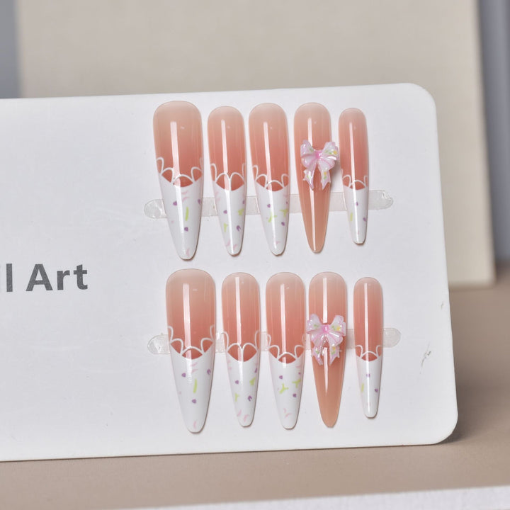 Künstlerisches Floral Press-On Nageldesign Karnz
