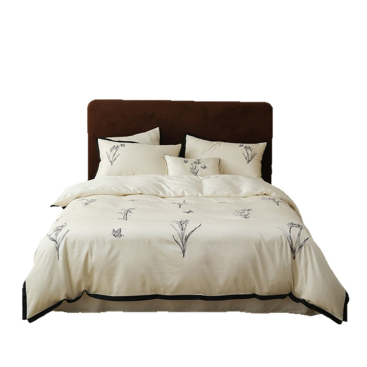 Hochwertiges Bettwäsche-Set aus Baumwollsatin mit feiner Stickerei und schwarzer Keder