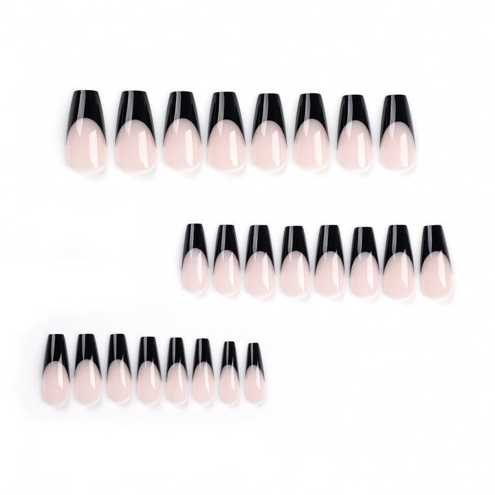 Kunstnagelset mit herausragendem French Design Karnz