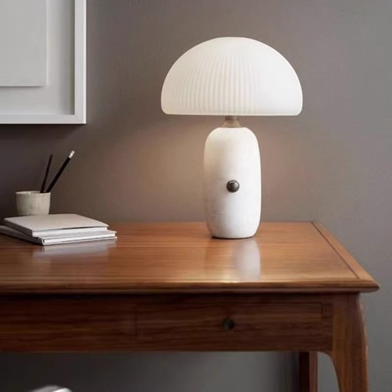 Moderne Skulptierte Tischlampe mit Faltenschirm