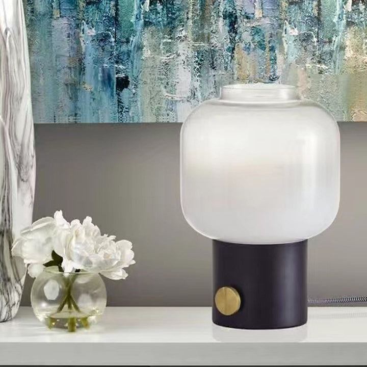 Moderne Glastischlampe mit Messingbasis