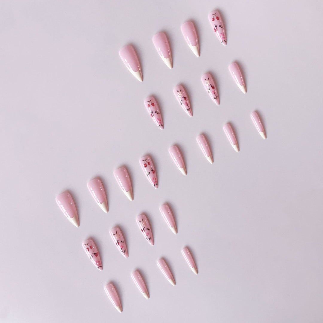 Kunstnagelset mit buntem Frühlingsdesign und eleganten Spitzen Karnz