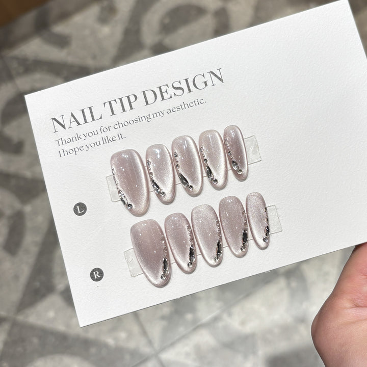 Elegante Kunstnagelspitzen mit Glitzereffekten Karnz