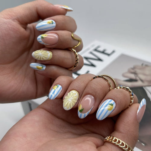 Kunstvolle Nagelkunst mit floralem und buntem Design Karnz