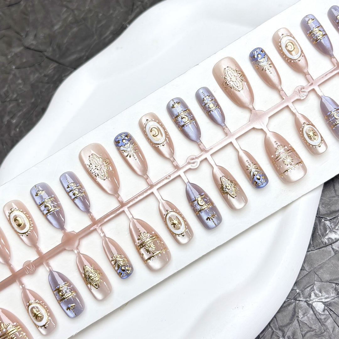 Dekoratives Press-On Nagelkunst-Set mit komplizierten Mustern