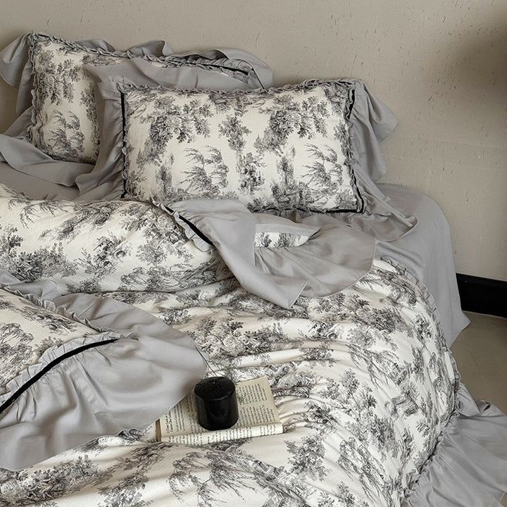 Bettwäschegarnitur im Toile-de-Jouy‑Stil mit gerafftem Volant und Zierkante