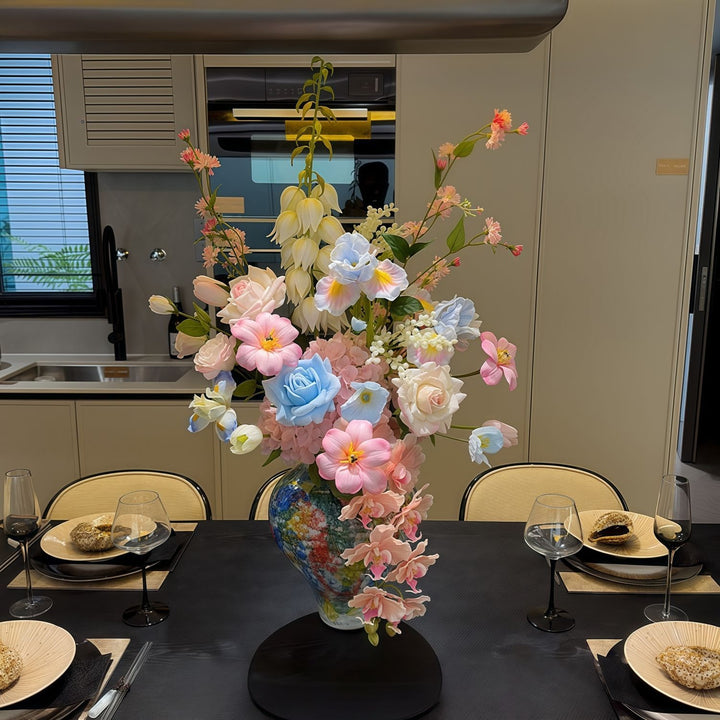 Lebensechter Blumenstrauß mit gemischten Blüten und Blattwerk