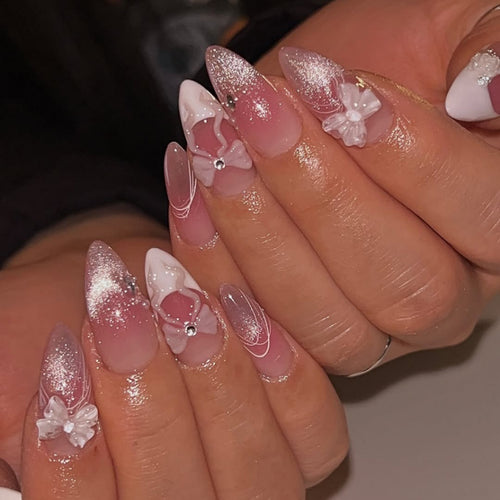 Kunstvolle Acryl-Nägel mit floralem Design und Glitzer-Besatz Karnz