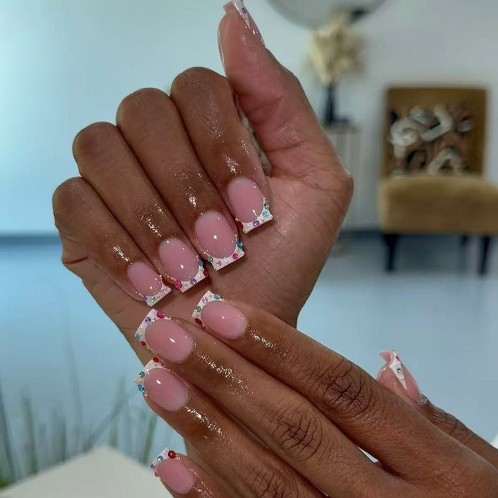Nagelkunstset mit eleganten Strassverzierungen und modischem French Design Karnz