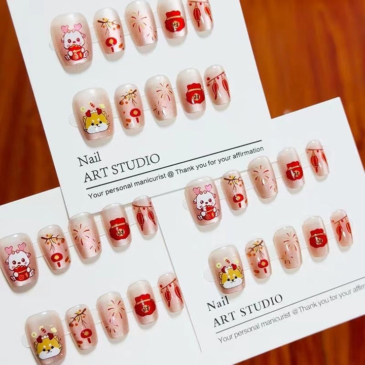 Kreative Nagelkunst mit Fantasie-Motiven Karnz