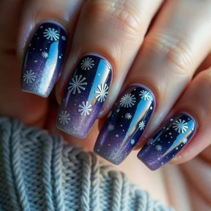 Kunstnägel mit Schimmerndem Wintermotiv Karnz