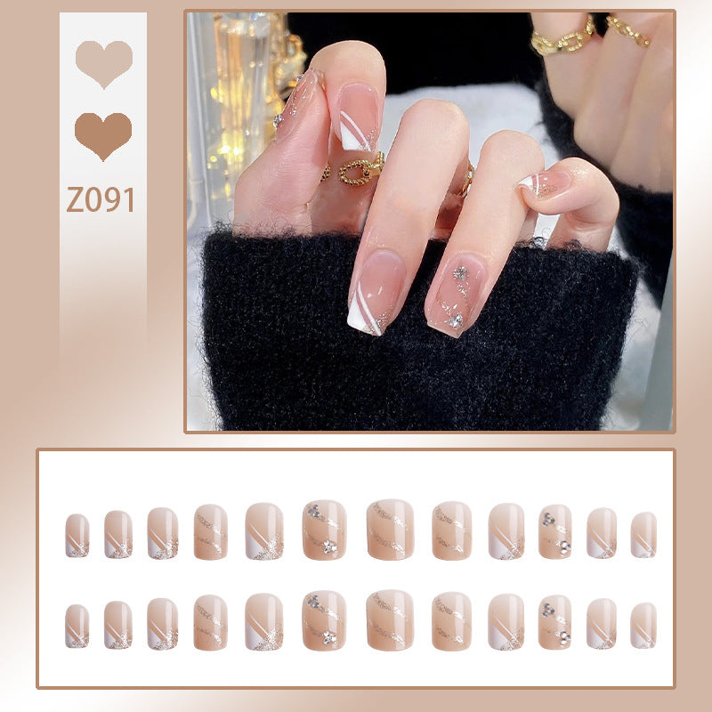 Kunstnagelset mit eleganten Glitzerverzierungen und schimmernden Akzenten Karnz