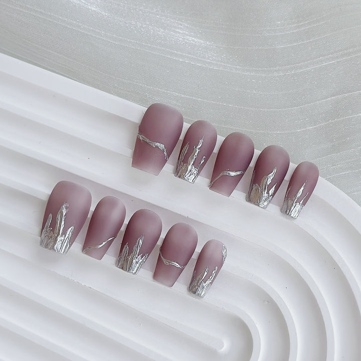 Elegante matte Drucknägel mit metallischen Details