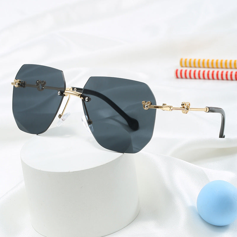 Damen stilvolle Oversized-Sonnenbrille mit facettiertem Rahmen Karnz