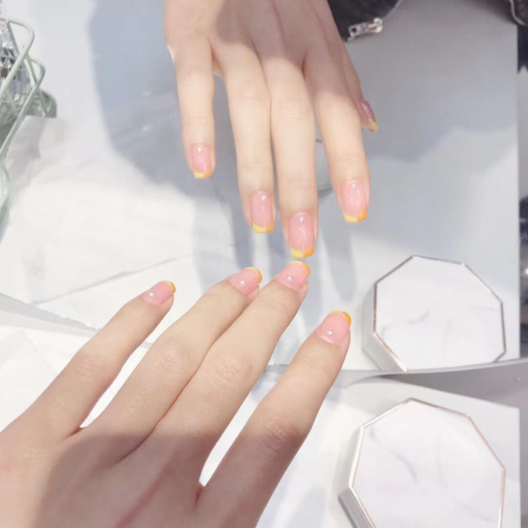 Kreatives Nageldesign mit elegantem Farbverlauf Karnz