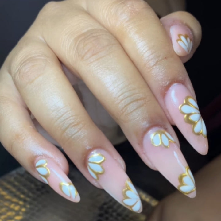Elegante blumengeschmückte Press-On Nagel Set Karnz