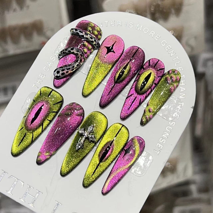 Künstlerisches Stiletto Press-On Nail Set mit einzigartigem Grafikdesign Karnz