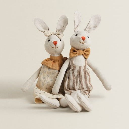 Handgefertigte Plüsch-Häschenpuppe mit floppy Ohren, gesticktem Gesicht und karierter Latzhose