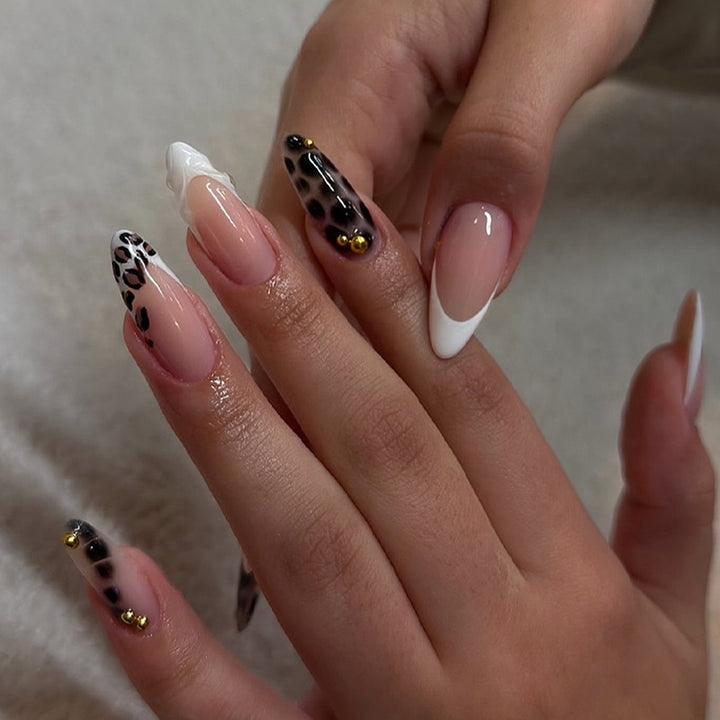 Kunstnagelset mit trendigen Leopardenmustern und eleganten Akzenten Karnz