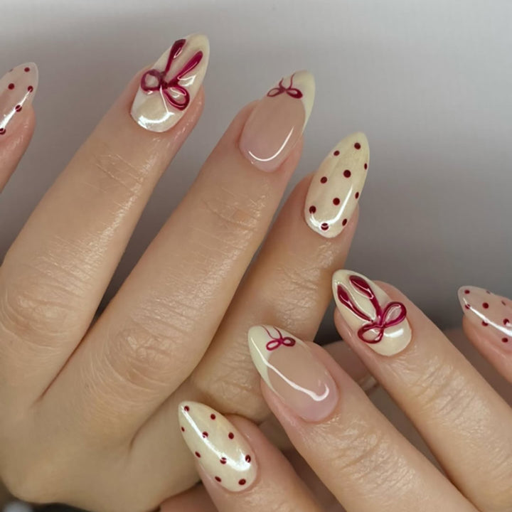 Kunstvolle Acryl-Nägel mit eleganten floralen Akzenten Karnz