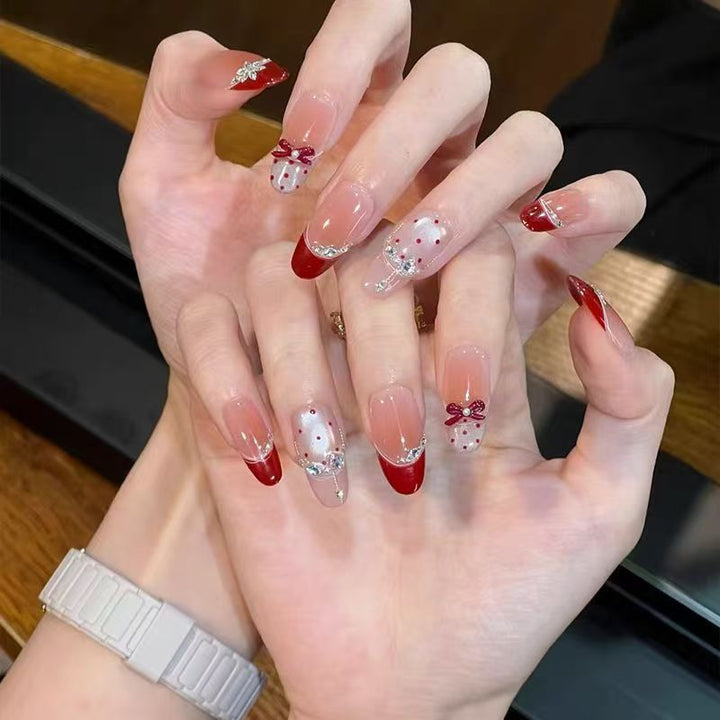 Künstlerische Stiletto Press-On Nagelkunst mit schimmernden Akzenten Karnz