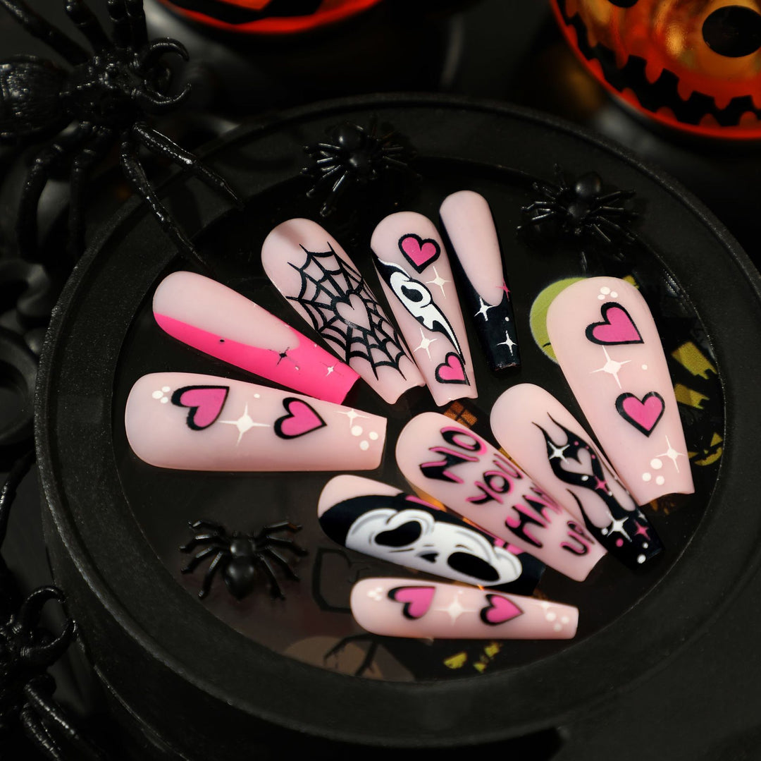 Künstliche Nagelkunst mit Halloween-Motiv und einzigartigen Verzierungen Karnz