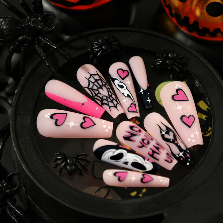 Künstliche Nagelkunst mit Halloween-Motiv und einzigartigen Verzierungen Karnz