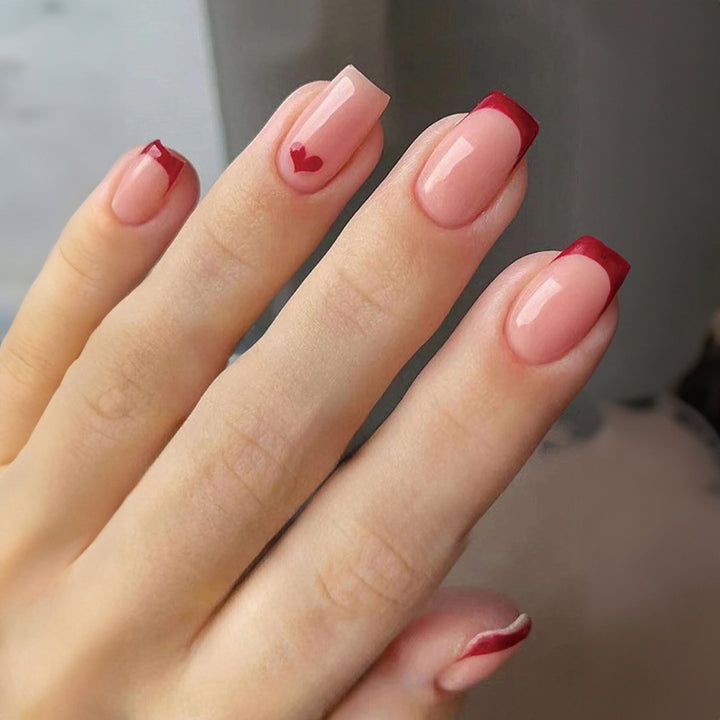 Kreatives Kunstnagelset mit Herzakzenten Karnz