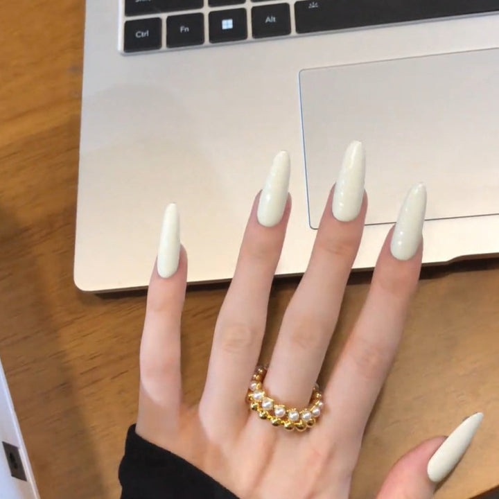 Glamouröse Kunstnägel mit Eleganten Akzenten Karnz