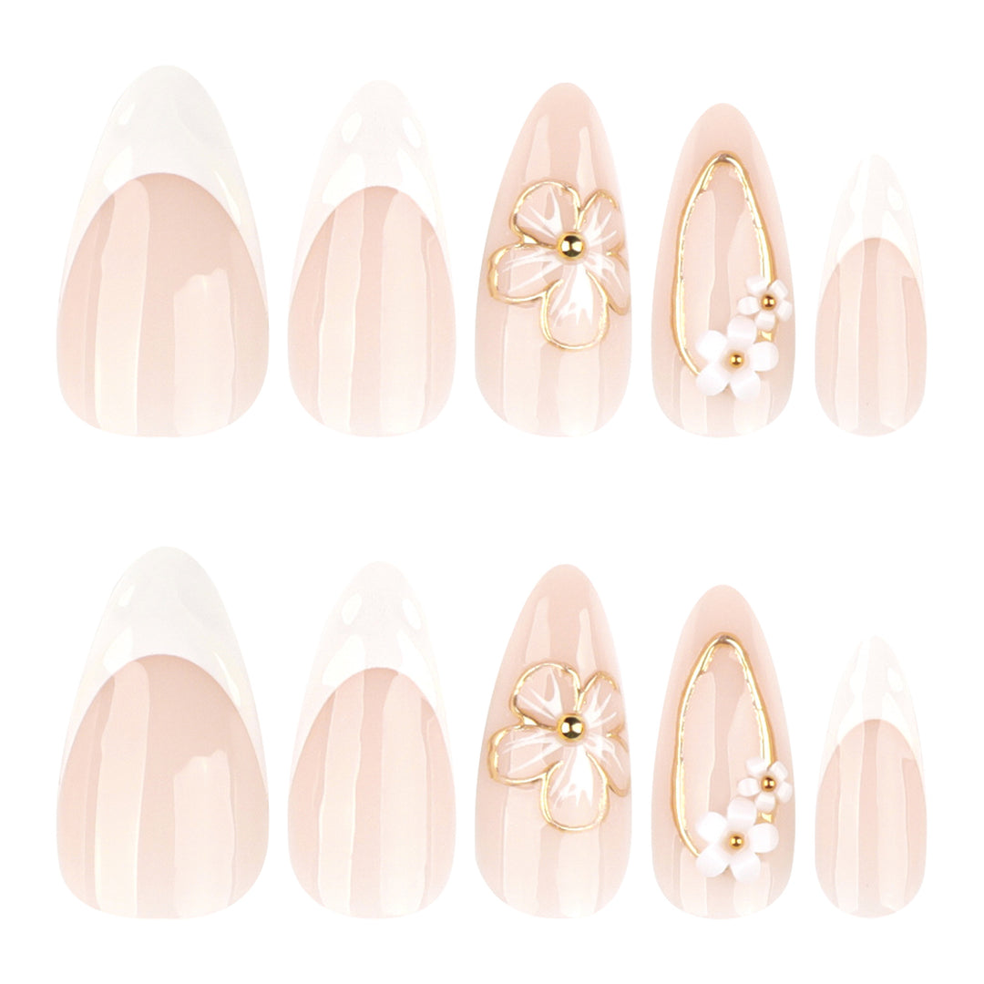 Elegante und kunstvoll verzierte Stiletto-Nägel Karnz