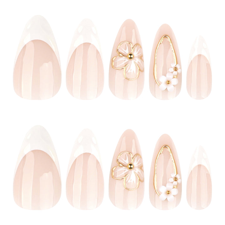Elegante und kunstvoll verzierte Stiletto-Nägel Karnz