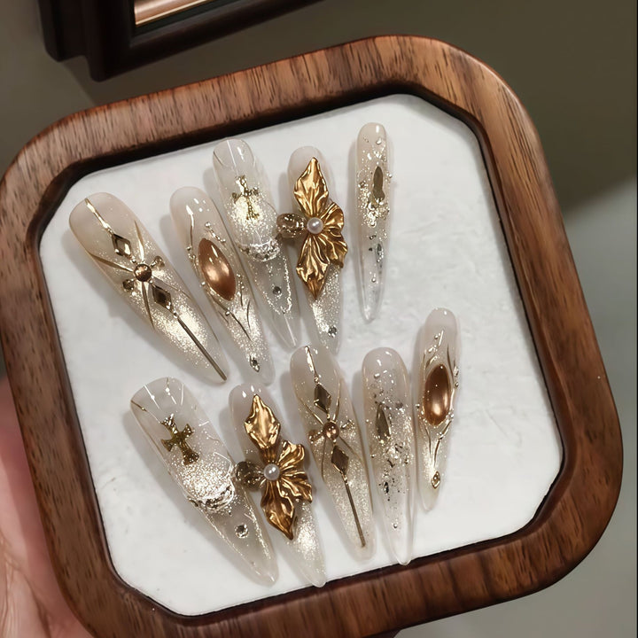Kunstnägel Im Eleganten Gold-Design Karnz